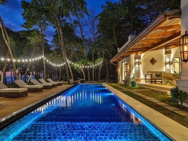 Gorgeous Beachfront Villa with 4 Bedrooms