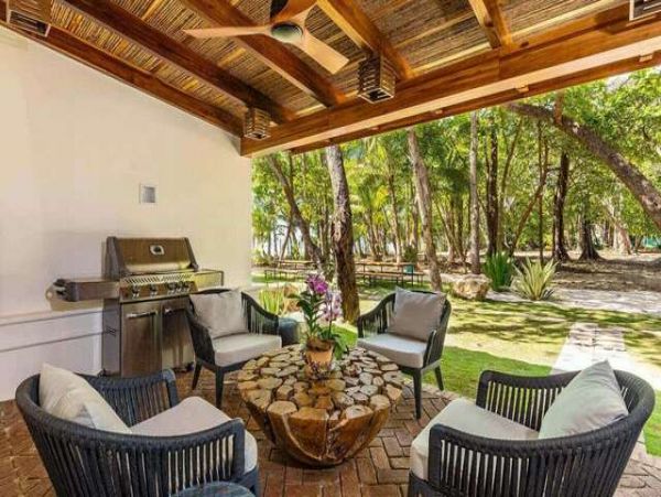 Gorgeous Beachfront Villa with 4 Bedrooms