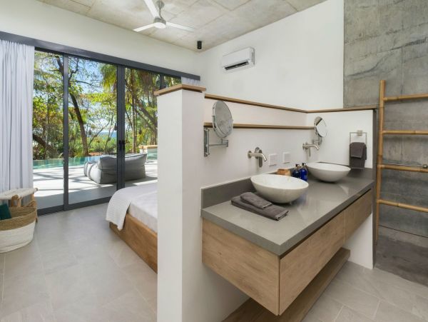 Modern House with 7 Bedrooms and Ocean Views