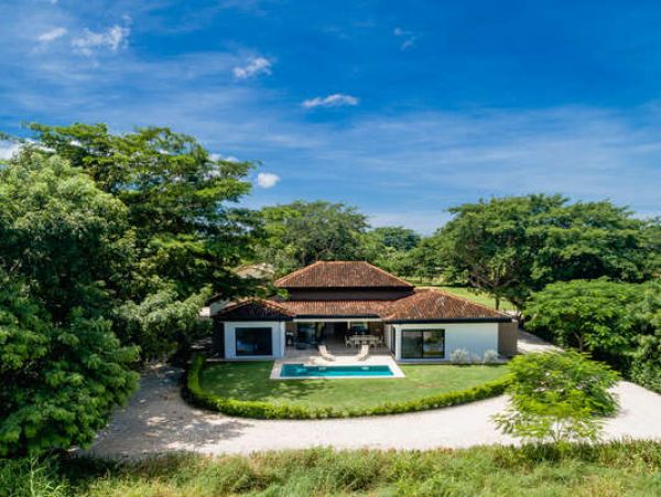 Tropical Vacation Rental with 4 Bedrooms & Great Amenities