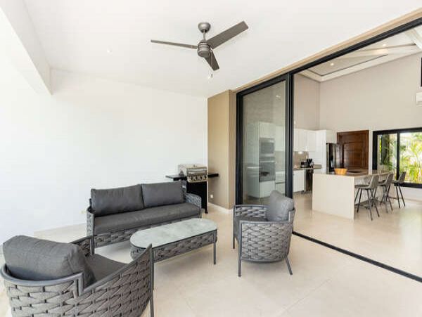 Tropical Vacation Rental with 4 Bedrooms & Great Amenities