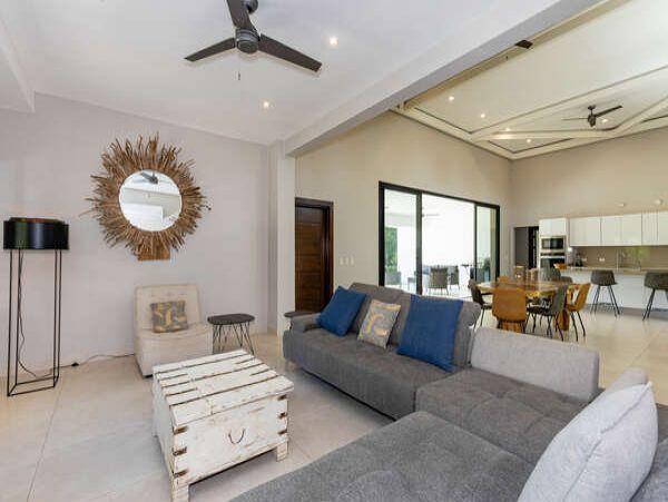 Tropical Vacation Rental with 4 Bedrooms & Great Amenities