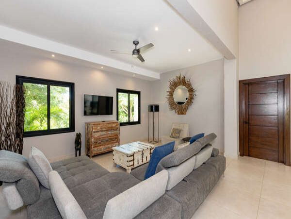 Tropical Vacation Rental with 4 Bedrooms & Great Amenities
