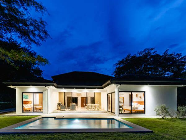 Tropical Vacation Rental with 4 Bedrooms & Great Amenities