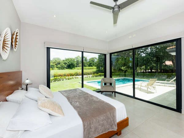 Tropical Vacation Rental with 4 Bedrooms & Great Amenities