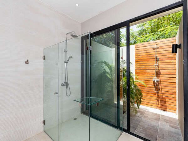 Tropical Vacation Rental with 4 Bedrooms & Great Amenities