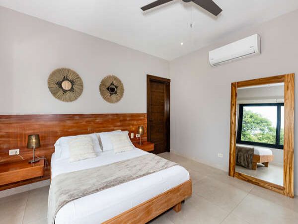 Tropical Vacation Rental with 4 Bedrooms & Great Amenities