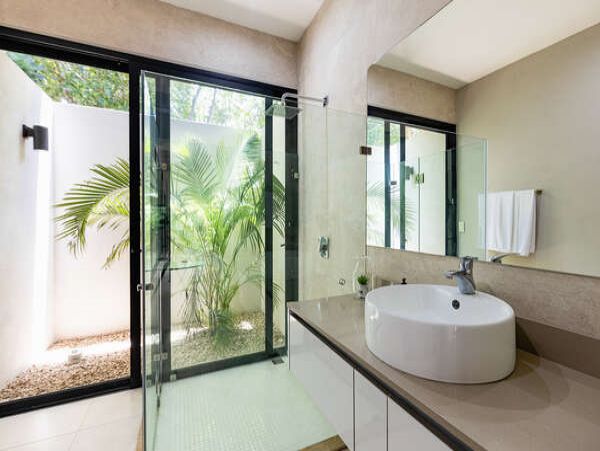 Tropical Vacation Rental with 4 Bedrooms & Great Amenities