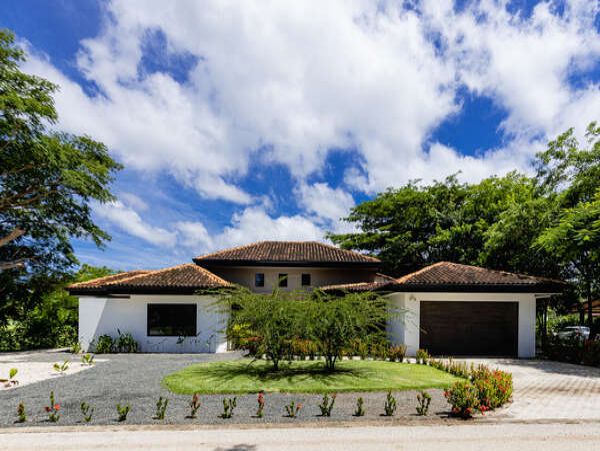 Tropical Vacation Rental with 4 Bedrooms & Great Amenities