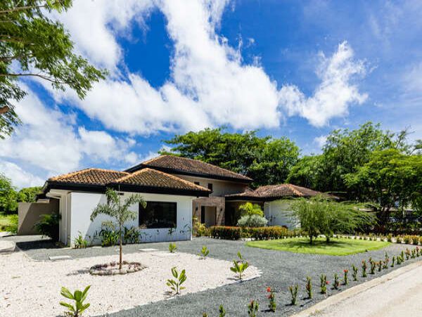 Tropical Vacation Rental with 4 Bedrooms & Great Amenities
