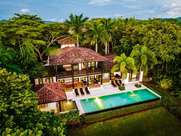 Luxurious Villa with Outdoor Living at its Finest!