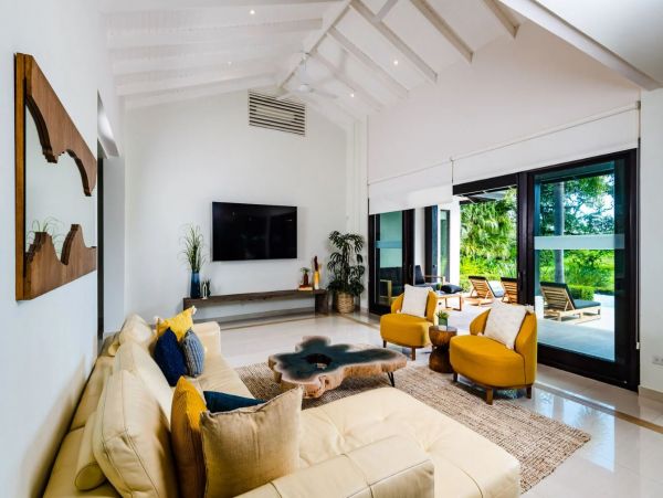 Luxurious Villa with Outdoor Living at its Finest!