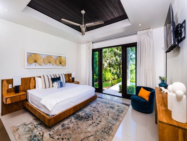 Luxurious Villa with Outdoor Living at its Finest!