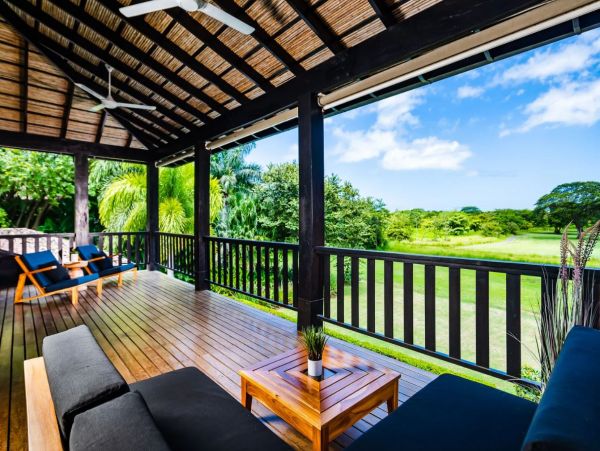 Luxurious Villa with Outdoor Living at its Finest!