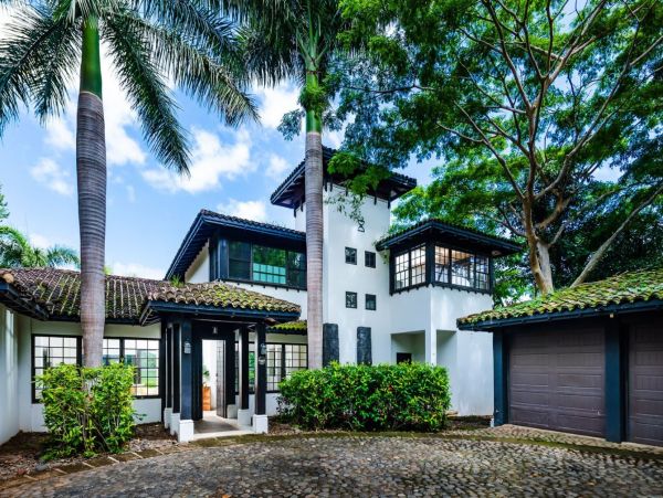 Luxurious Villa with Outdoor Living at its Finest!