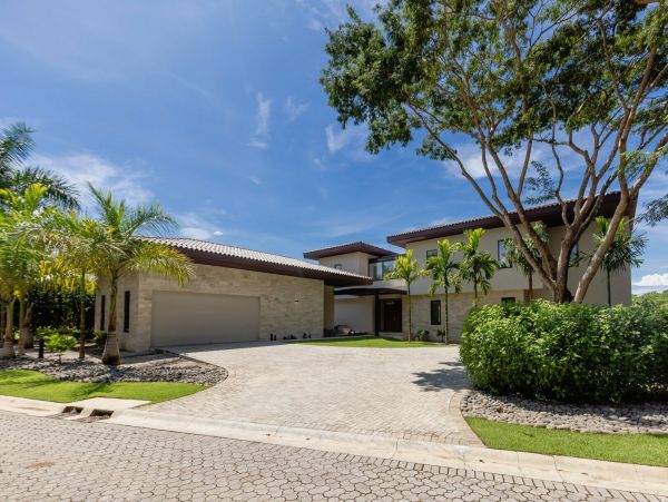 Four Bedroom Posh Vacation Residence in Playa Avellana