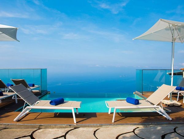 Luminous Villa with 5 Bedrooms & Amazing Views