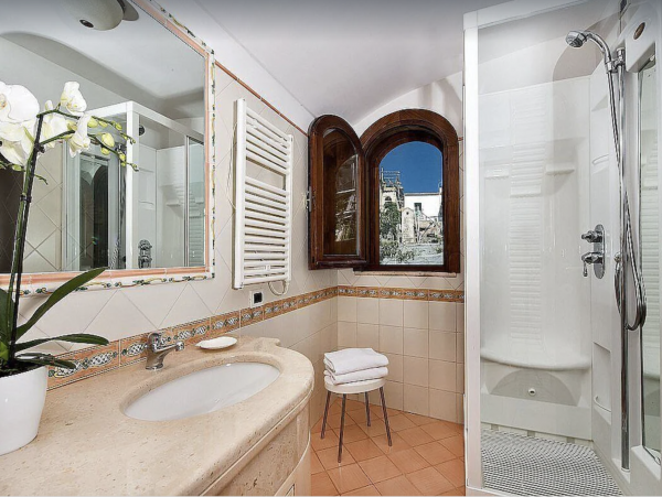 Luminous Villa with 5 Bedrooms & Amazing Views