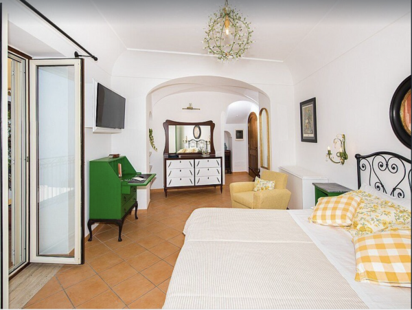 Luminous Villa with 5 Bedrooms & Amazing Views