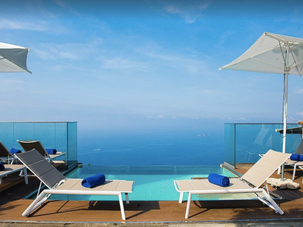 Luminous Villa with 5 Bedrooms & Amazing Views