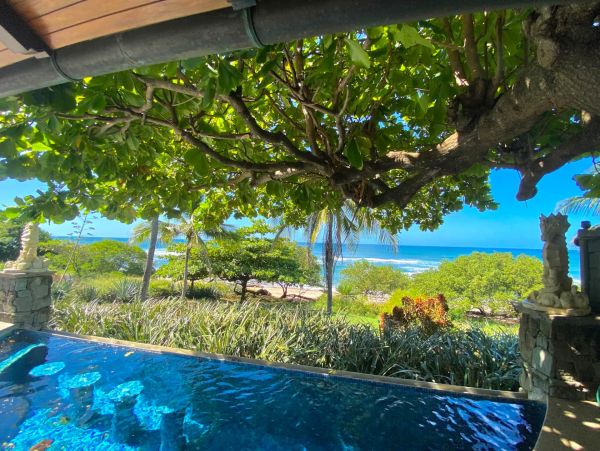Beachfront Five Bedroom Vacation Rental Home in Playa Langosta