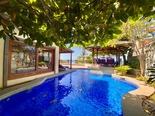 Beachfront Five Bedroom Vacation Rental Home in Playa Langosta