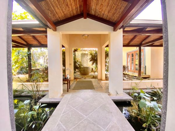 Beachfront Five Bedroom Vacation Rental Home in Playa Langosta