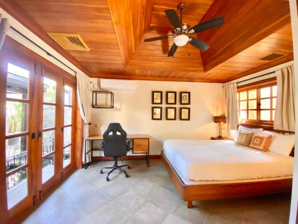 Beachfront Five Bedroom Vacation Rental Home in Playa Langosta