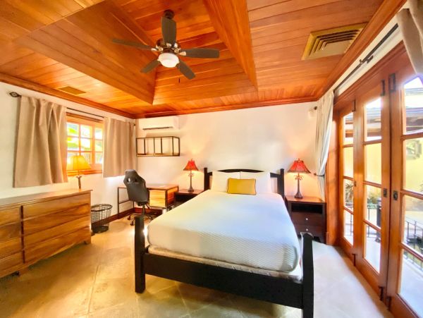 Beachfront Five Bedroom Vacation Rental Home in Playa Langosta