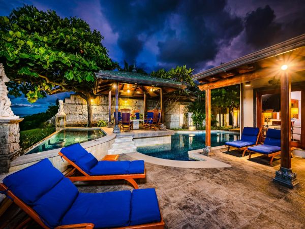 Beachfront Five Bedroom Vacation Rental Home in Playa Langosta