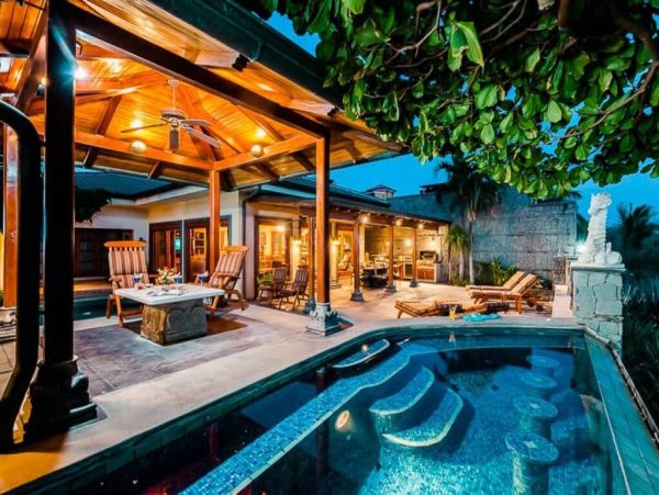 Beachfront Five Bedroom Vacation Rental Home in Playa Langosta