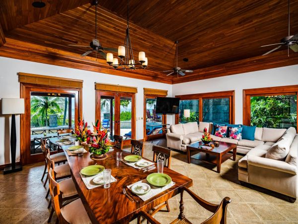 Beachfront Five Bedroom Vacation Rental Home in Playa Langosta