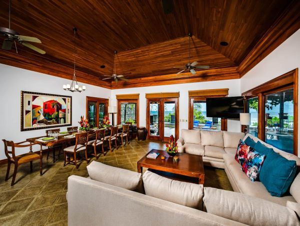 Beachfront Five Bedroom Vacation Rental Home in Playa Langosta
