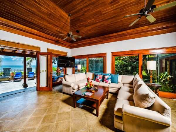 Beachfront Five Bedroom Vacation Rental Home in Playa Langosta