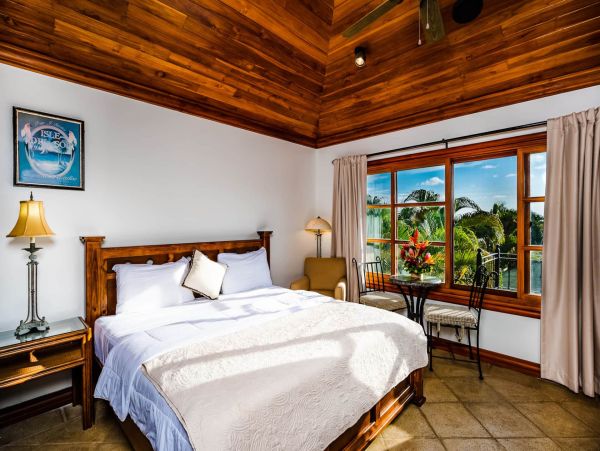 Beachfront Five Bedroom Vacation Rental Home in Playa Langosta