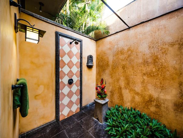 Beachfront Five Bedroom Vacation Rental Home in Playa Langosta