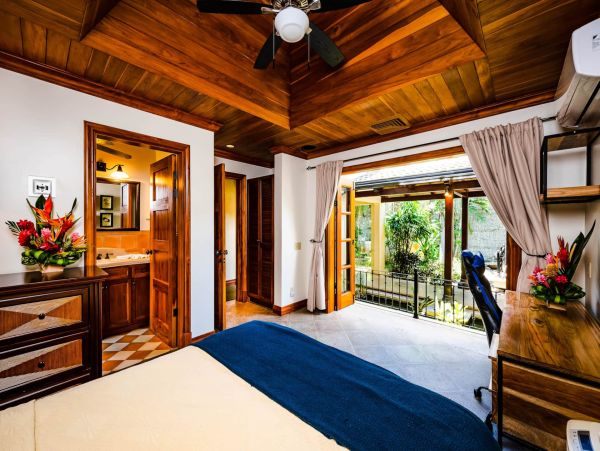 Beachfront Five Bedroom Vacation Rental Home in Playa Langosta