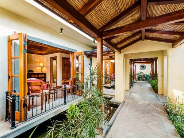 Beachfront Five Bedroom Vacation Rental Home in Playa Langosta