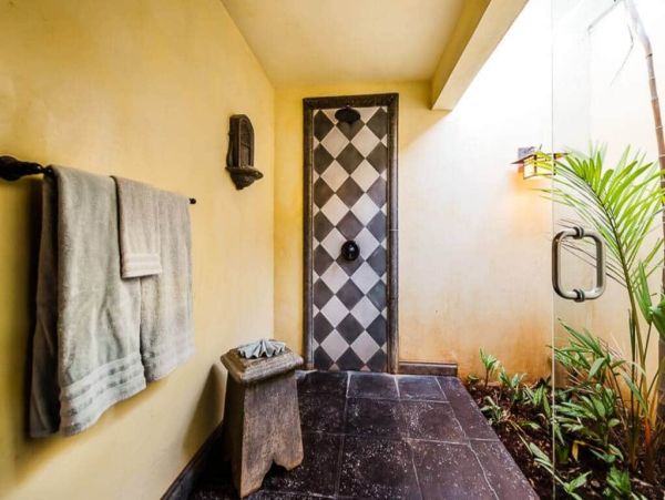 Beachfront Five Bedroom Vacation Rental Home in Playa Langosta
