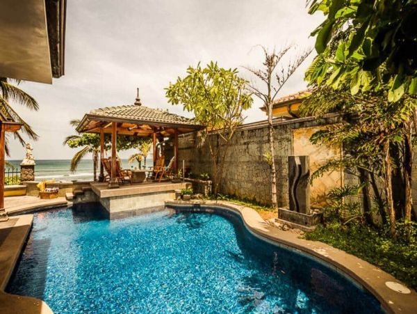 Beachfront Five Bedroom Vacation Rental Home in Playa Langosta