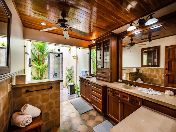 Beachfront Five Bedroom Vacation Rental Home in Playa Langosta