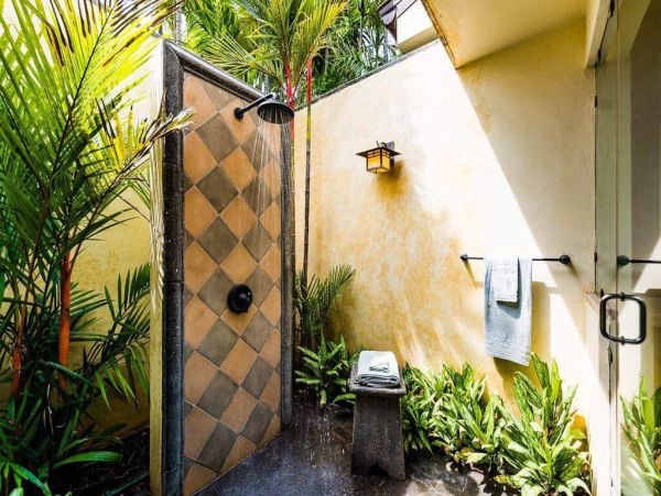 Beachfront Five Bedroom Vacation Rental Home in Playa Langosta