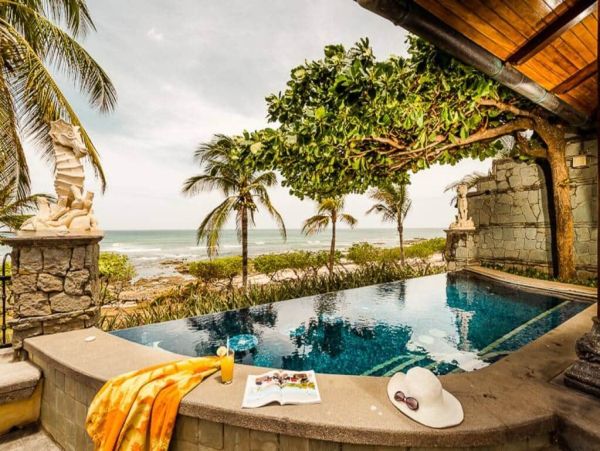 Beachfront Five Bedroom Vacation Rental Home in Playa Langosta