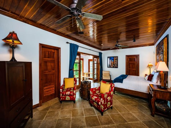 Beachfront Five Bedroom Vacation Rental Home in Playa Langosta