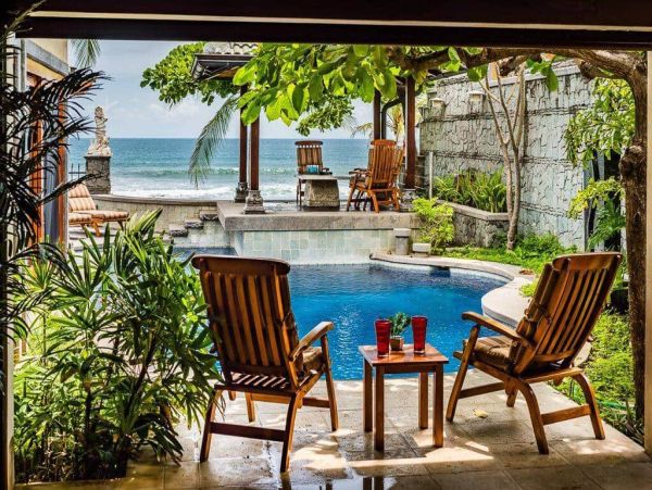 Beachfront Five Bedroom Vacation Rental Home in Playa Langosta