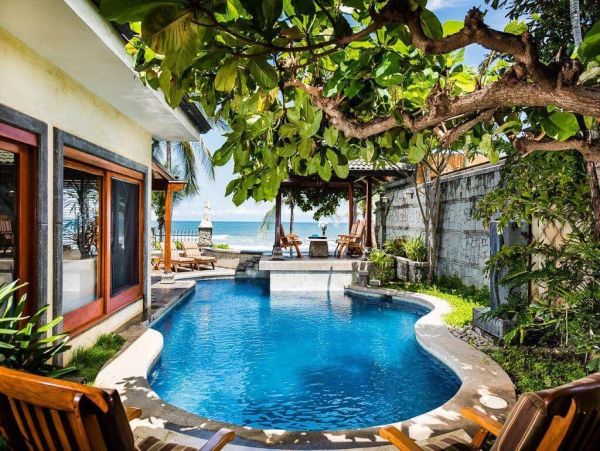 Beachfront Five Bedroom Vacation Rental Home in Playa Langosta