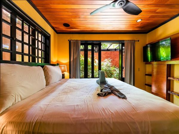 Beautiful Vacation Home with Easy Beach Access Private Pool in Playa Langosta