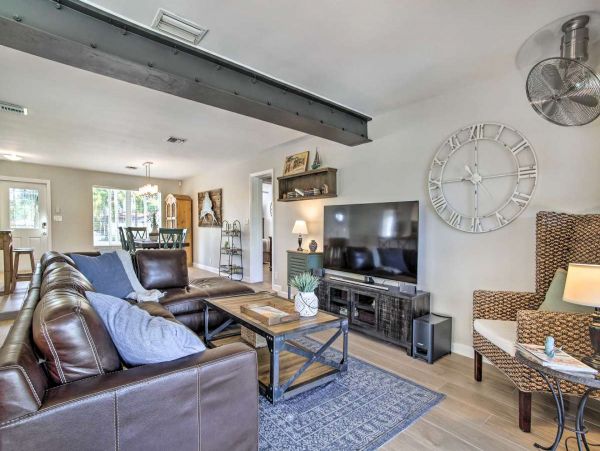 Lovely 3 Bedroom Waterfront Home with Pool
