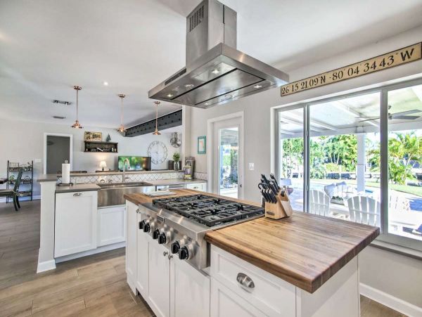 Lovely 3 Bedroom Waterfront Home with Pool