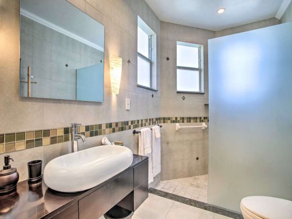 Lovely 3 Bedroom Waterfront Home with Pool